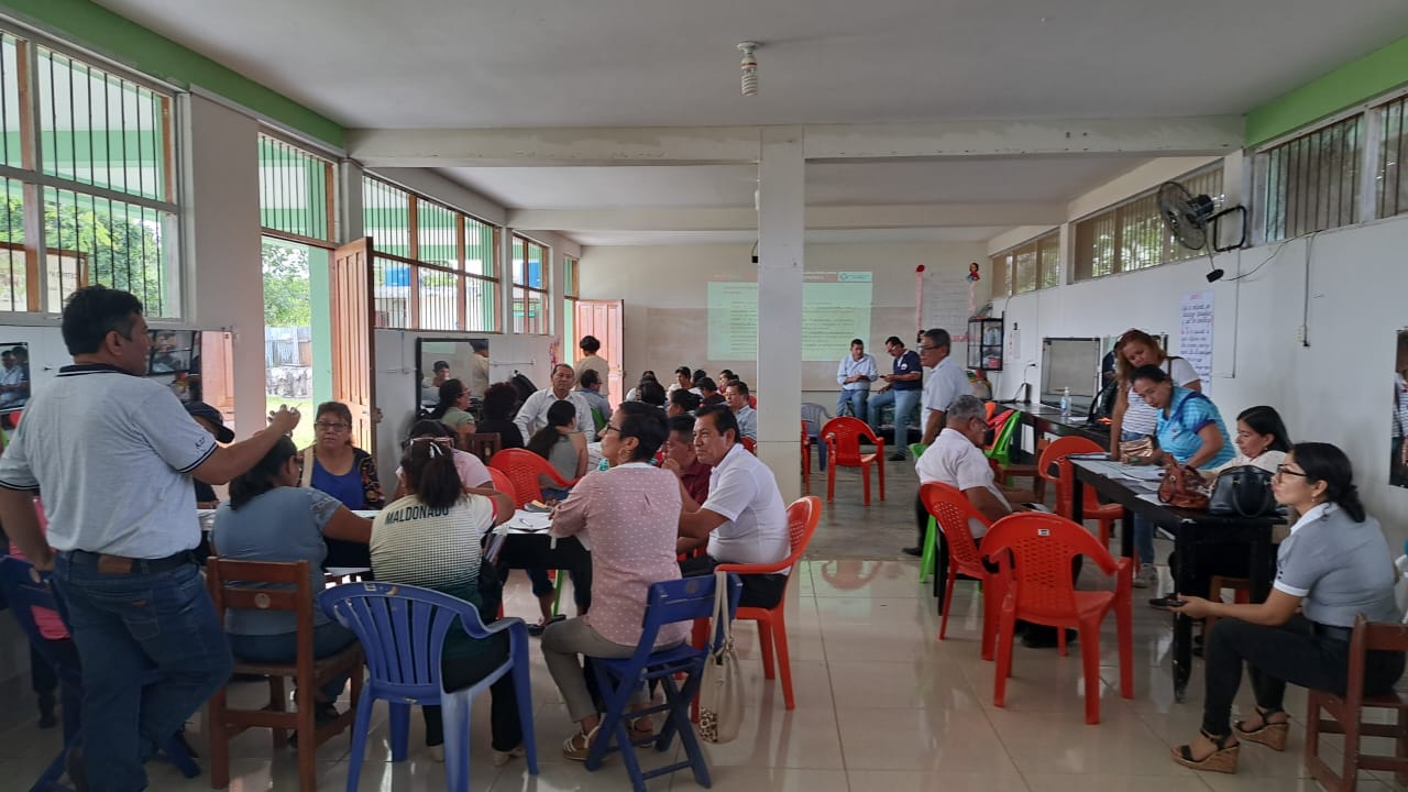 Especialistas de secundaria con sus similar de directores en plena asistencia técnica.