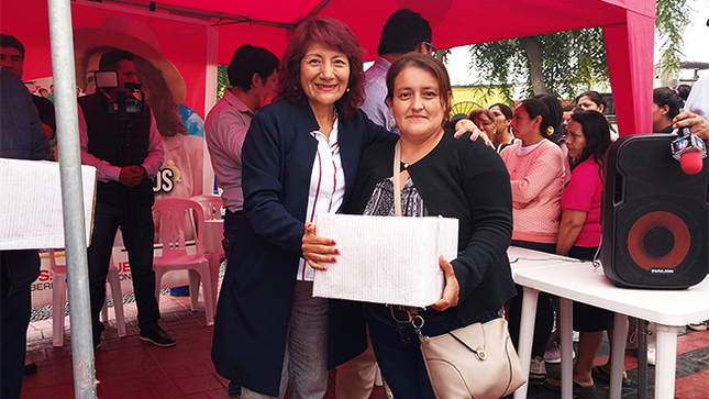 Gobernadora Rosa Vásquez cumple con entrega solidaria de alimentos a programas sociales en la provincia de Huaral