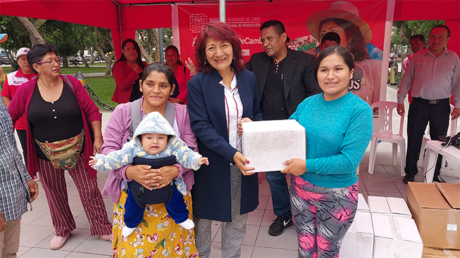 Gobernadora Rosa Vásquez cumple con entrega solidaria de alimentos a programas sociales en la provincia de Huaral