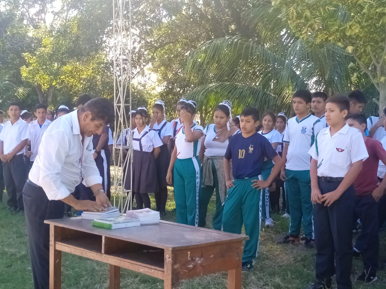 Profesor Pedro Giles hace entrega de libros.