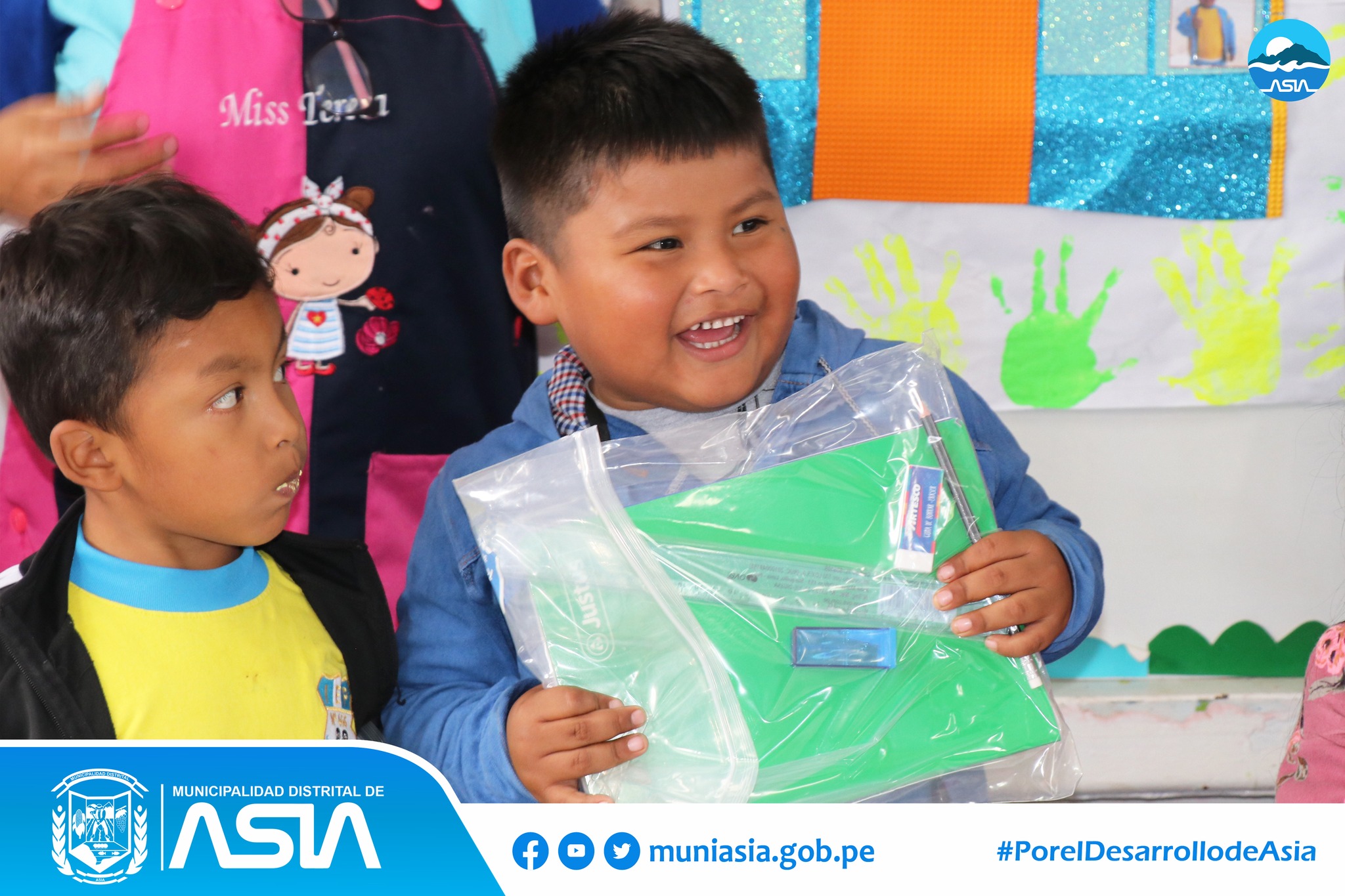 entregando Kits de útiles Escolares