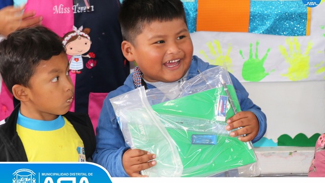  entregando Kits de útiles Escolares 