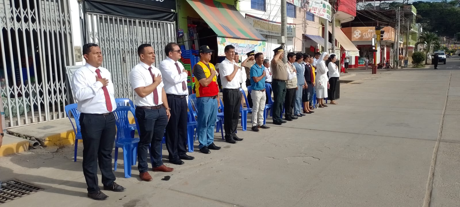 Autoridades celebrabdo el Día de la Bandera