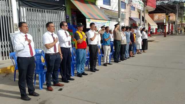 Autoridades celebrabdo el Día de la Bandera