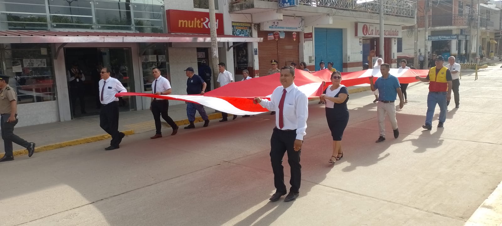 Autoridades paseando la bicolor nacional en memoria a los heroes del 7 de junio.