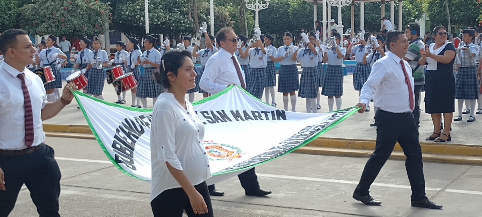 Funcionarios de la UGEL Bellavista desfilan en el Día de la Bandera.