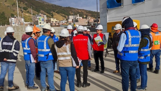 La Contraloría General alertó el riesgo de retraso en la puesta en funcionamiento del nuevo Hospital El Carmen de Huancayo, debido a que en el expediente del saldo de obra no se contempla la reconstrucción de los los techos del tercer y cuarto piso del nosocomio que presentan deficiencias técnicas y que fueron construidas por el contratista anterior.  