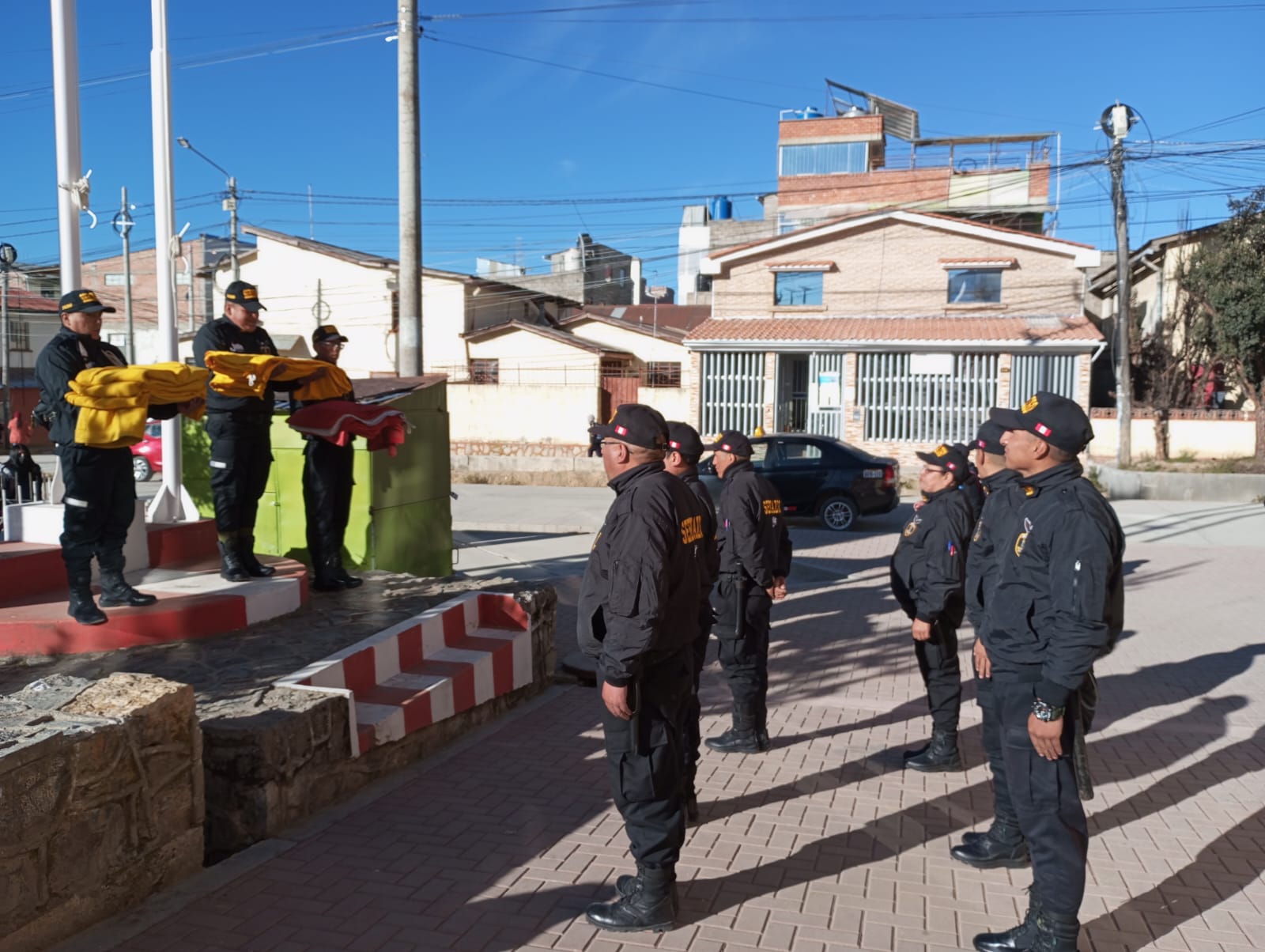 Archivo JPG el cuerpo de serenazgo izando la bandera