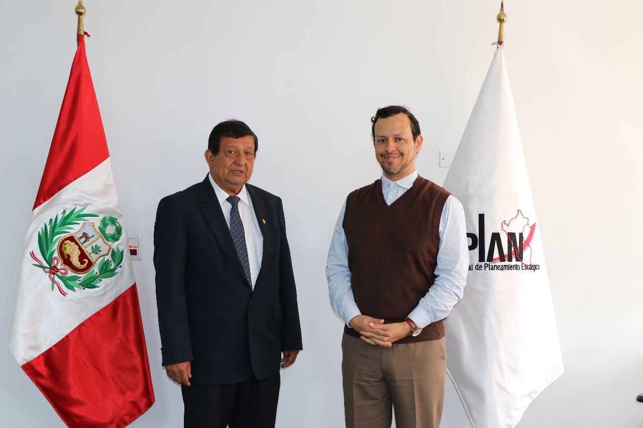 Rector de la UNAP, Rodil Tello y Presidente del Ceplan, Giofianni Peirano.