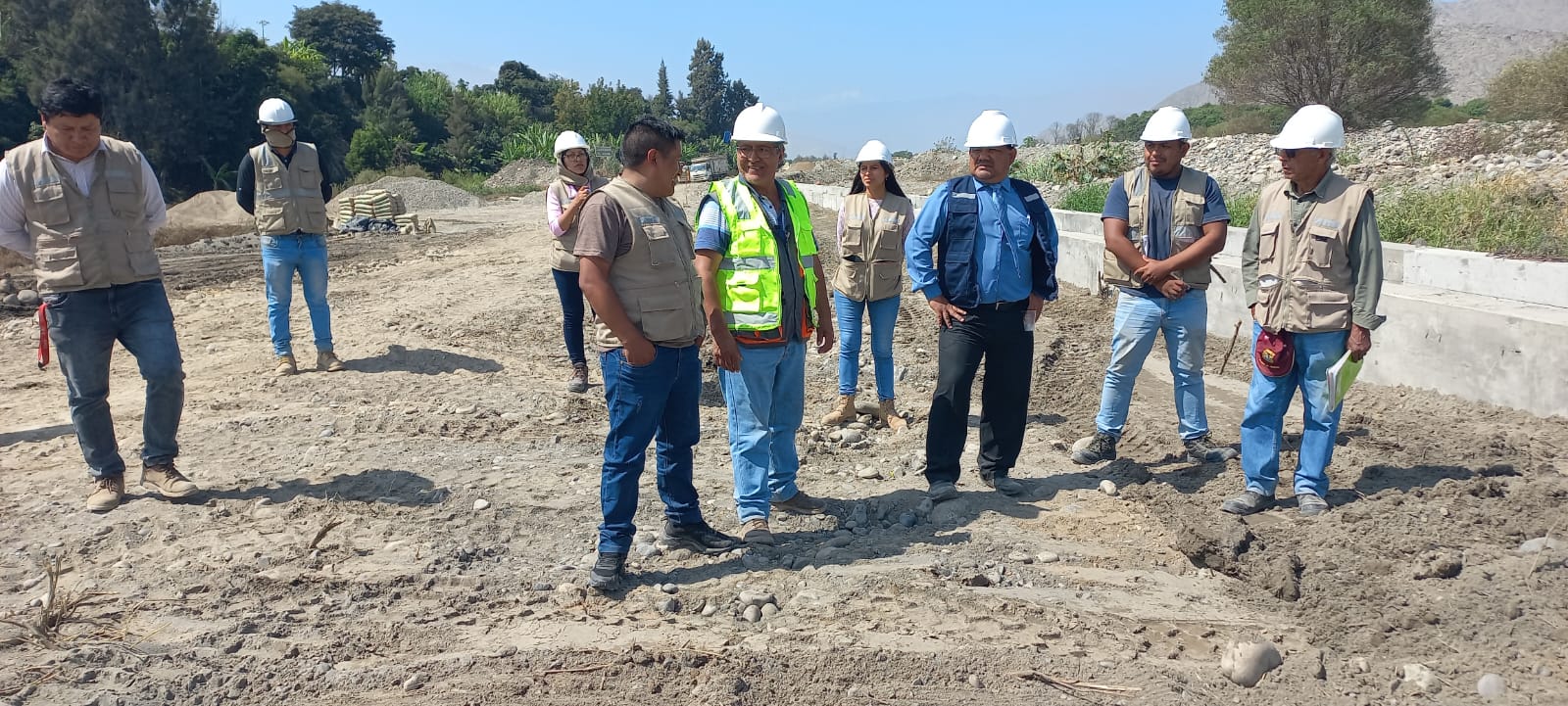ALCALDE HUAURINO LIC. JUAN REAÑO ANTÚNEZ SUPERVISA LOS TRABAJOS DEL PROGRAMA LURAWI Y LA OBRA DE CONSTRUCCIÓN DE BOCATOMA EN HUMAYA