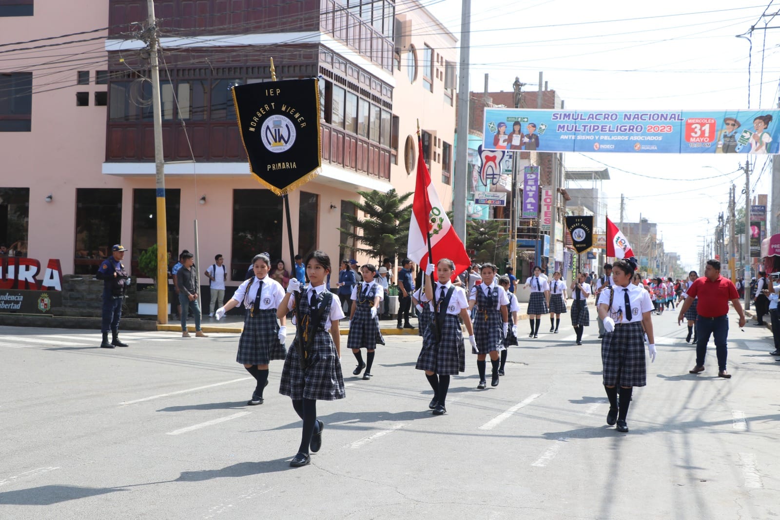 INSTITUCIONES EDUCATIVAS PARTICIPARON DE LA CEREMONIA DE IZAMIENTO DEL PABELLÓN NACIONAL EN EL DIA DE LA BANDERA