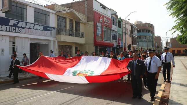 AUTORIDADES MUNICIPALES, POLICIALES, ORGANIZACIONES SOCIALES E INSTITUCIONES EDUCATIVAS, CONMEMORAN EL DÍA DE LA BANDERA EN LA PLAZA MAYOR DEL DISTRITO DE HUAURA