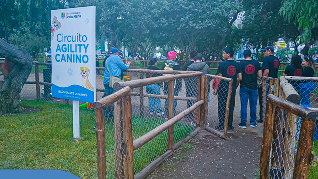 Vecinos y serenos jesusmarianos reforzaron sus conocimientos sobre educación 🐾 canina en nuestra segunda clase del taller de adiestramiento profesional 🎓🐶.