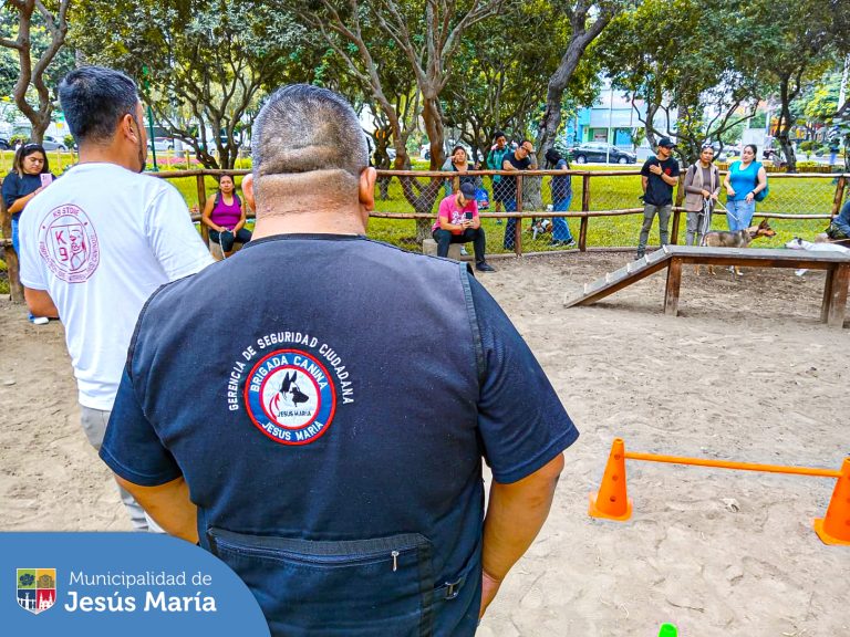 Vecinos y serenos jesusmarianos reforzaron sus conocimientos sobre educación 🐾 canina en nuestra segunda clase del taller de adiestramiento profesional 🎓🐶.