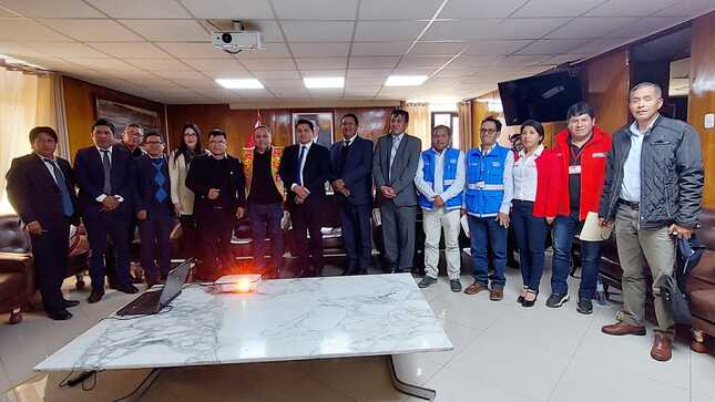 Representantes del MVCS, municipalidad provincial de Huancayo  y de EPS SEDAM posan para la foto.