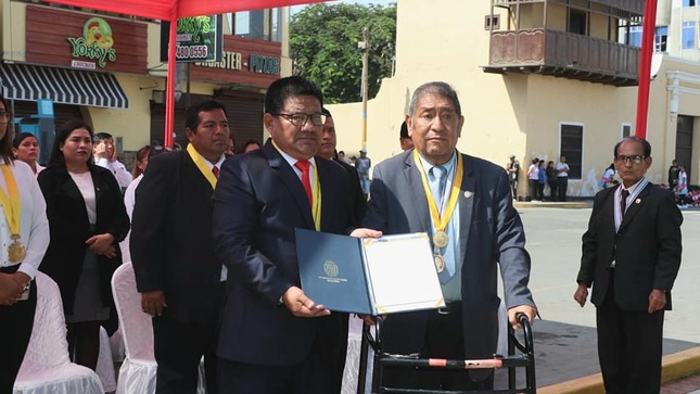 MUNICIPALIDAD DE HUAURA OTORGA UN MERECIDO RECONOCIMIENTO AL LIC. CARLOS DELGADO LIBERATO COMPOSITOR DEL HIMNO DEL DISTRITO DE HUAURA.
