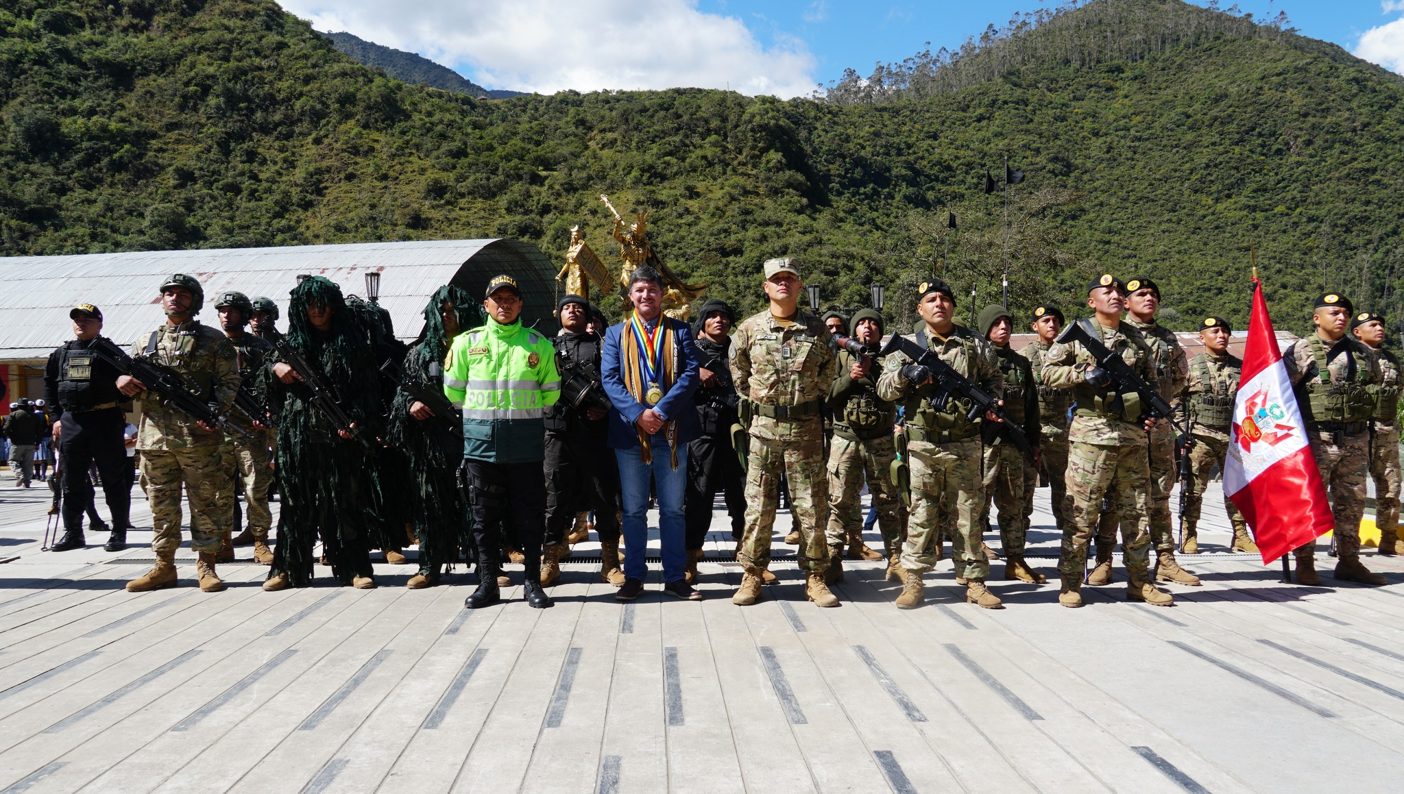 Se cumplió izamiento por los 143 años de la Batalla de Arica en la plaza de Wilkapampa.