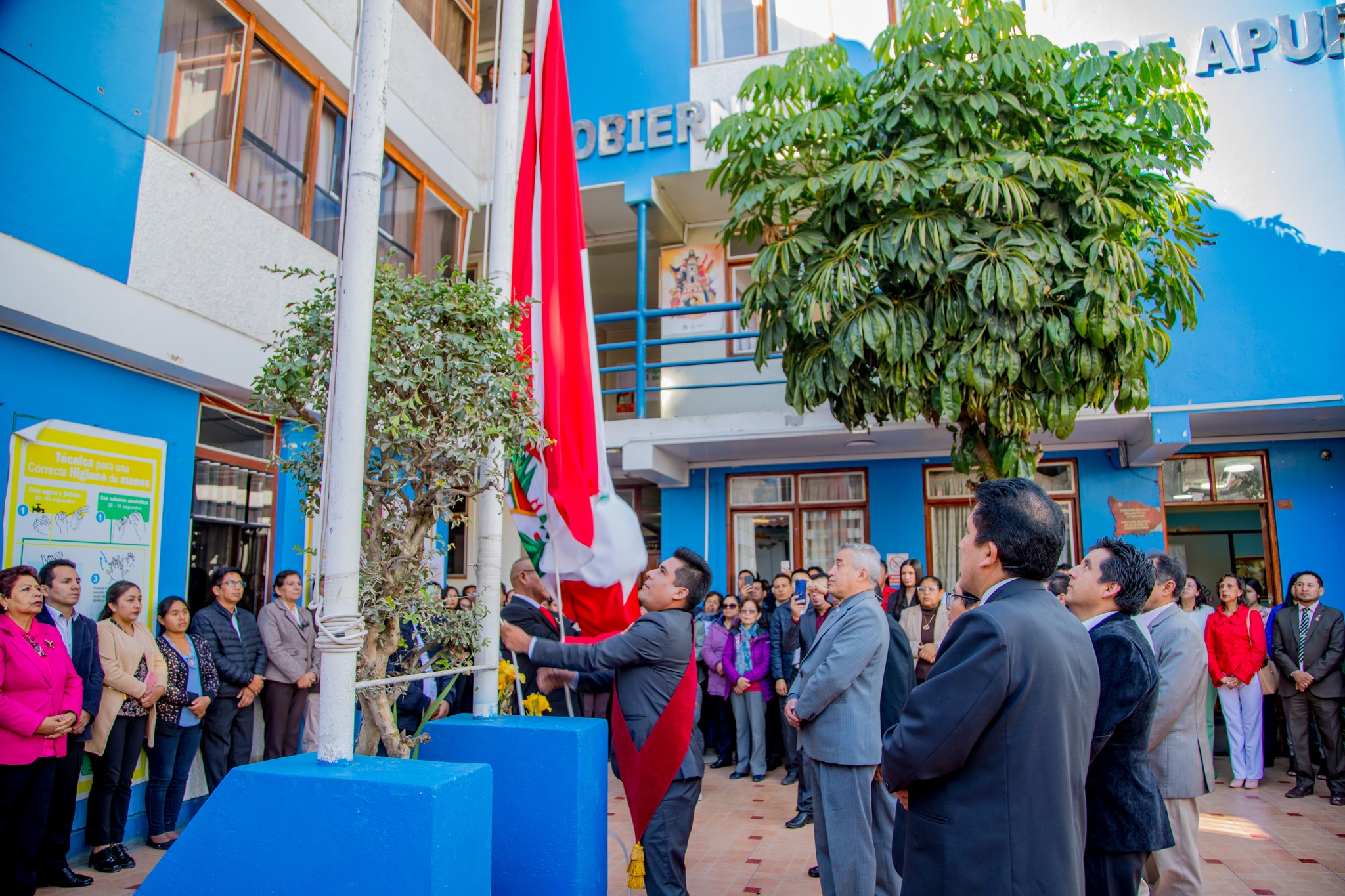 Con fervor patriótico y amor por el Perú gobernador Percy Godoy encabezó ceremonia de homenaje por el día de la bandera nacional