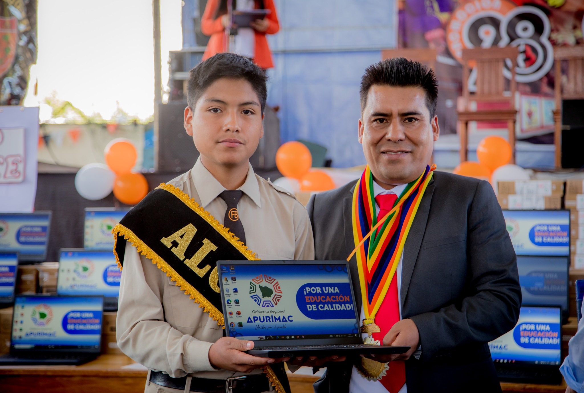 Gobernador regional inicia entrega de más de 700 laptops a estudiantes y docentes de instituciones educativas de la provincia de Abancay