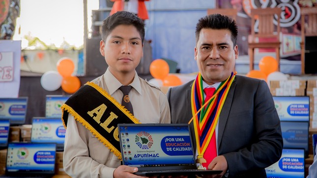 Gobernador regional inicia entrega de más de 700 laptops a estudiantes y docentes de instituciones educativas de la provincia de Abancay