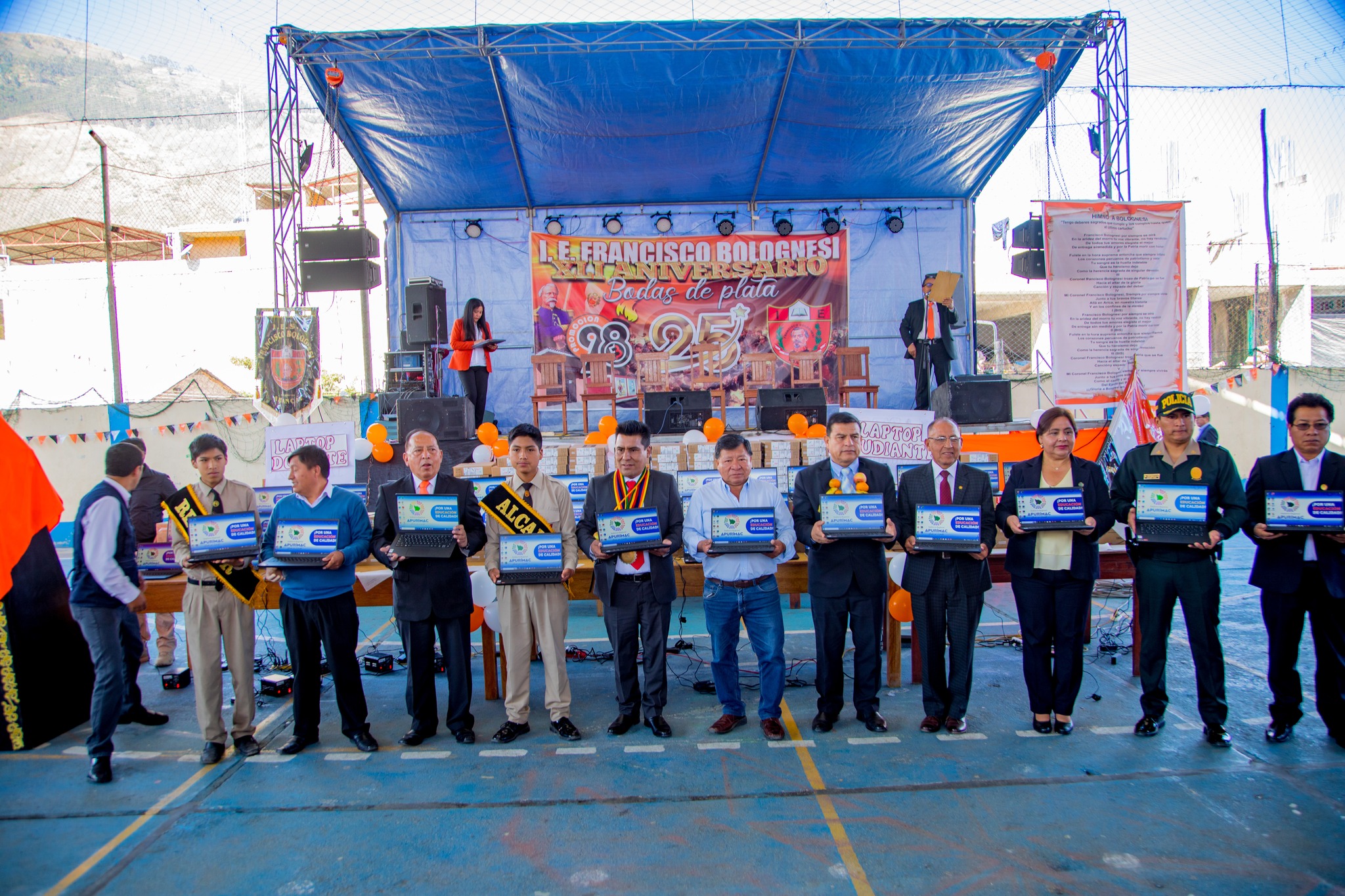 Gobernador regional inicia entrega de más de 700 laptops a estudiantes y docentes de instituciones educativas de la provincia de Abancay