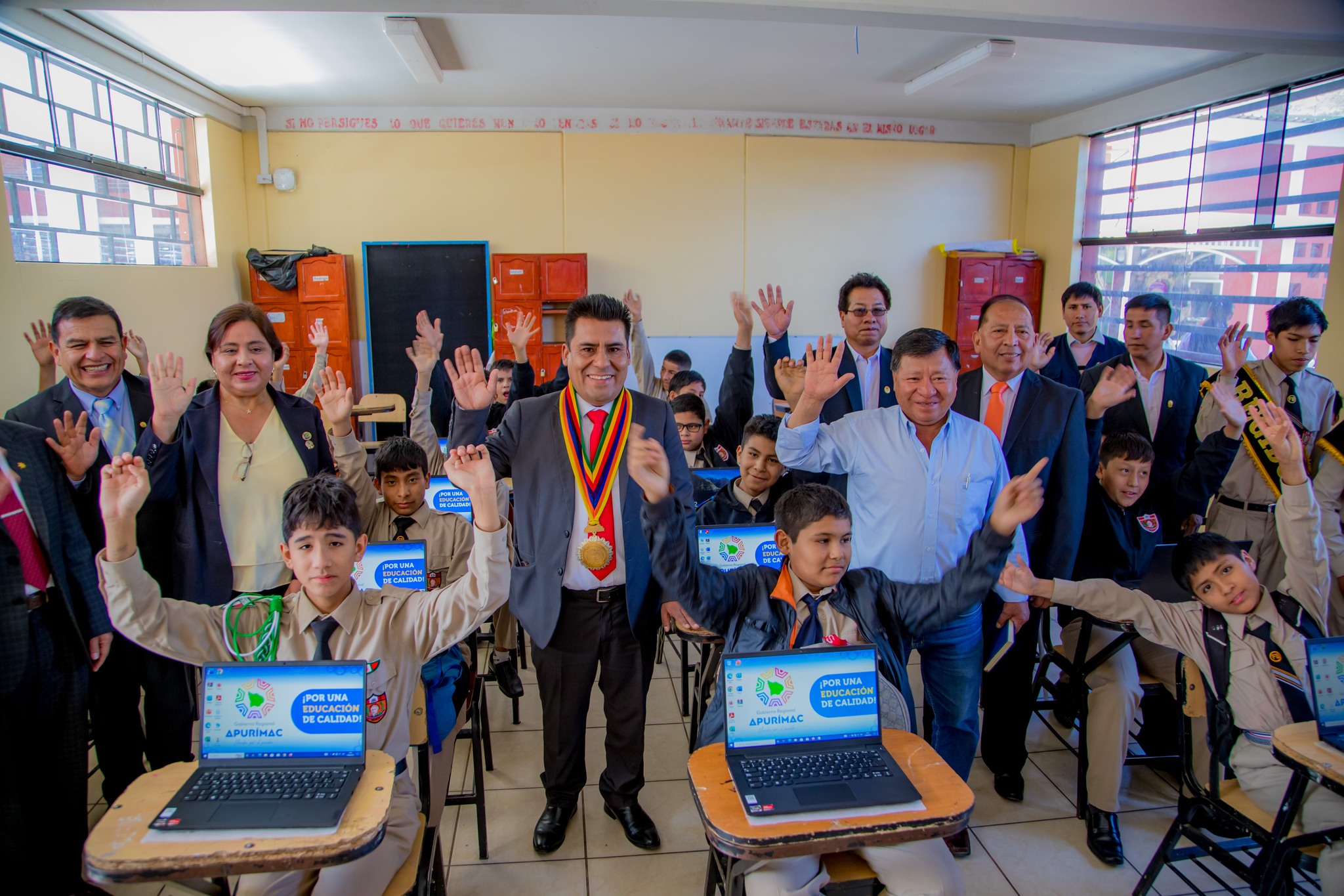Gobernador regional inicia entrega de más de 700 laptops a estudiantes y docentes de instituciones educativas de la provincia de Abancay