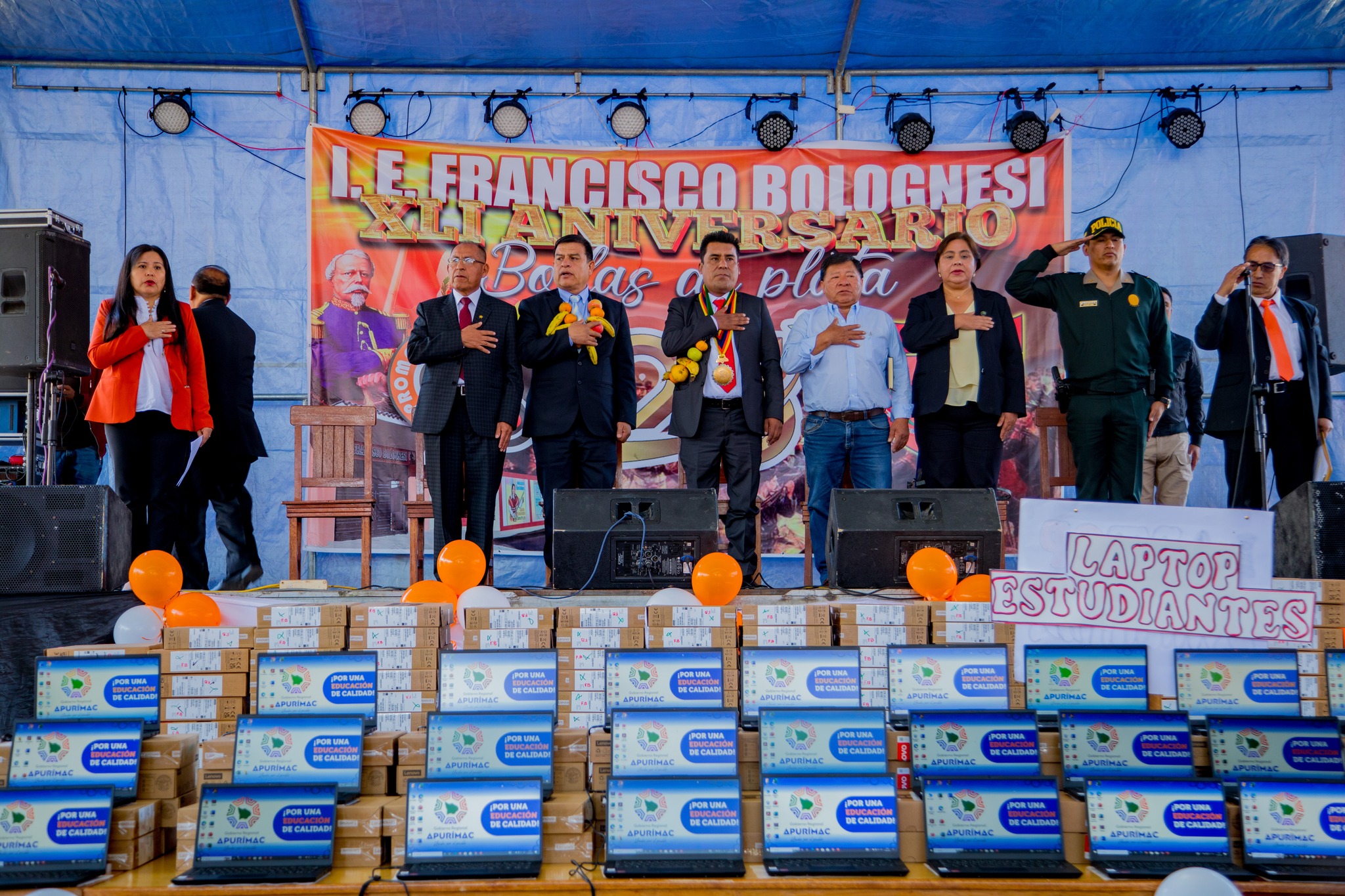 Gobernador regional inicia entrega de más de 700 laptops a estudiantes y docentes de instituciones educativas de la provincia de Abancay