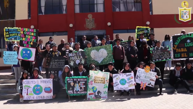 Archivo JPG Los estudiantes del programa de estudios de Biología, quienes mostraron sus pancartas