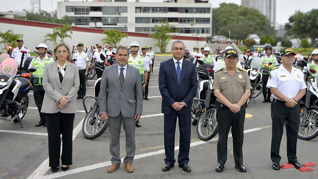 El Ministerio del Interior (Mininter) ha recibido una donación de 41 motocicletas y 3 minibuses del Ministerio de Comercio Exterior y Turismo (Mincetur), destinada a la Policía de Turismo. El propósito de este donativo es fortalecer los servicios de patrullaje motorizado y la capacidad de intervención en zonas de alta afluencia turística a nivel nacional.

Los ministros del Interior, Vicente Romero, y de Comercio Exterior y Turismo, Juan Carlos Mathews, presidieron la ceremonia de entrega. Ambos enfatizaron que estos vehículos potenciarán la capacidad operativa de la Policía de Turismo, buscando optimizar la seguridad y asistencia de turistas nacionales y extranjeros.

El ministro Romero agradeció a Mathews por su valiosa contribución y destacó la importancia del Mincetur como socio estratégico para la Policía de Turismo, permitiendo mejorar la calidad de servicio para los visitantes al país. "El turismo es una de las industrias que impulsan la economía. Estamos convencidos de que priorizar la seguridad es fundamental para el desarrollo del país", dijo el ministro del Interior.

Por otro lado, Mathews recalcó la necesidad de colaboración con el Mininter para garantizar la seguridad turística y contribuir al crecimiento sostenible del sector en Perú.

Los vehículos donados permitirán a la Dirección de Turismo de la Policía Nacional del Perú (PNP) robustecer la seguridad de los turistas en diferentes destinos del país. Además, la nueva flota facilitará la implementación de un enfoque preventivo en el trabajo de la Dirección de Turismo, aportando al Plan Estratégico Nacional de Turismo 2025 que aspira a consolidar a Perú como un destino turístico competitivo, sostenible, de calidad y seguro.

Estos vehículos serán distribuidos entre las comisarías de turismo que cuentan con un corredor turístico prioritario en su jurisdicción y las unidades de patrullaje motorizado de turismo a cargo de las áreas de gran afluencia turística a nivel nacional.

La donación se enmarca dentro del Convenio de Cooperación interinstitucional firmado entre el Mininter y Mincetur en 2020, y beneficiará a 15 sedes policiales de turismo en diversas regiones del país.

Participaron de la ceremonia el comandante general (e) de la Policía Nacional, Tnte. Gral. Carlos Chong Campana, y el Jefe de la Dirección de Turismo PNP, Gral. Manuel Lozada Morales.
VIDEO


