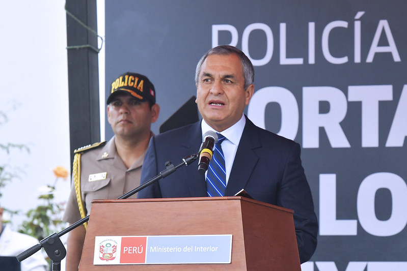El Ministerio del Interior (Mininter) ha recibido una donación de 41 motocicletas y 3 minibuses del Ministerio de Comercio Exterior y Turismo (Mincetur), destinada a la Policía de Turismo. El propósito de este donativo es fortalecer los servicios de patrullaje motorizado y la capacidad de intervención en zonas de alta afluencia turística a nivel nacional.
Los ministros del Interior, Vicente Romero, y de Comercio Exterior y Turismo, Juan Carlos Mathews, presidieron la ceremonia de entrega. Ambos enfatizaron que estos vehículos potenciarán la capacidad operativa de la Policía de Turismo, buscando optimizar la seguridad y asistencia de turistas nacionales y extranjeros.
El ministro Romero agradeció a Mathews por su valiosa contribución y destacó la importancia del Mincetur como socio estratégico para la Policía de Turismo, permitiendo mejorar la calidad de servicio para los visitantes al país. "El turismo es una de las industrias que impulsan la economía. Estamos convencidos de que priorizar la seguridad es fundamental para el desarrollo del país", dijo el ministro del Interior.
Por otro lado, Mathews recalcó la necesidad de colaboración con el Mininter para garantizar la seguridad turística y contribuir al crecimiento sostenible del sector en Perú.
Los vehículos donados permitirán a la Dirección de Turismo de la Policía Nacional del Perú (PNP) robustecer la seguridad de los turistas en diferentes destinos del país. Además, la nueva flota facilitará la implementación de un enfoque preventivo en el trabajo de la Dirección de Turismo, aportando al Plan Estratégico Nacional de Turismo 2025 que aspira a consolidar a Perú como un destino turístico competitivo, sostenible, de calidad y seguro.
Estos vehículos serán distribuidos entre las comisarías de turismo que cuentan con un corredor turístico prioritario en su jurisdicción y las unidades de patrullaje motorizado de turismo a cargo de las áreas de gran afluencia turística a nivel nacional.
La donación se enmarca dentro del Convenio de Cooperación interinstitucional firmado entre el Mininter y Mincetur en 2020, y beneficiará a 15 sedes policiales de turismo en diversas regiones del país.
Participaron de la ceremonia el comandante general (e) de la Policía Nacional, Tnte. Gral. Carlos Chong Campana, y el Jefe de la Dirección de Turismo PNP, Gral. Manuel Lozada Morales.