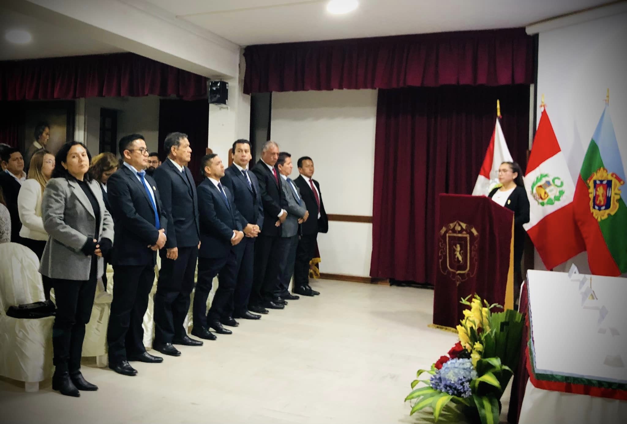Grupo de funcionarios frente a un ponente