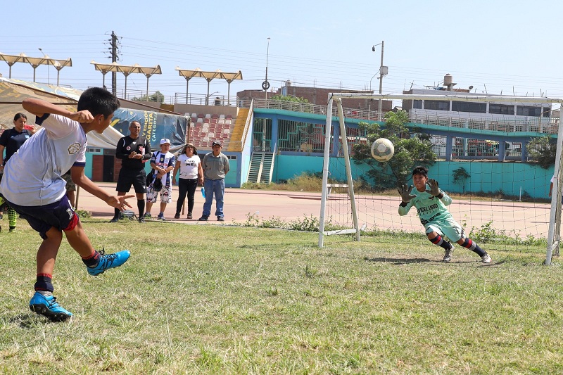 Hubo sana competencia y los niños y niñas dieron lo mejor de sí, alentados por sus padres, familiares e hinchas.