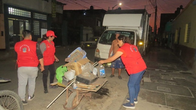 Moradores de la urb. La Noria podrán sacar los objetos inservibles que tienen en su techos para que vehículos de la Municipalidad Provincial de Trujillo (MPT) los recojan y lleven al botadero.