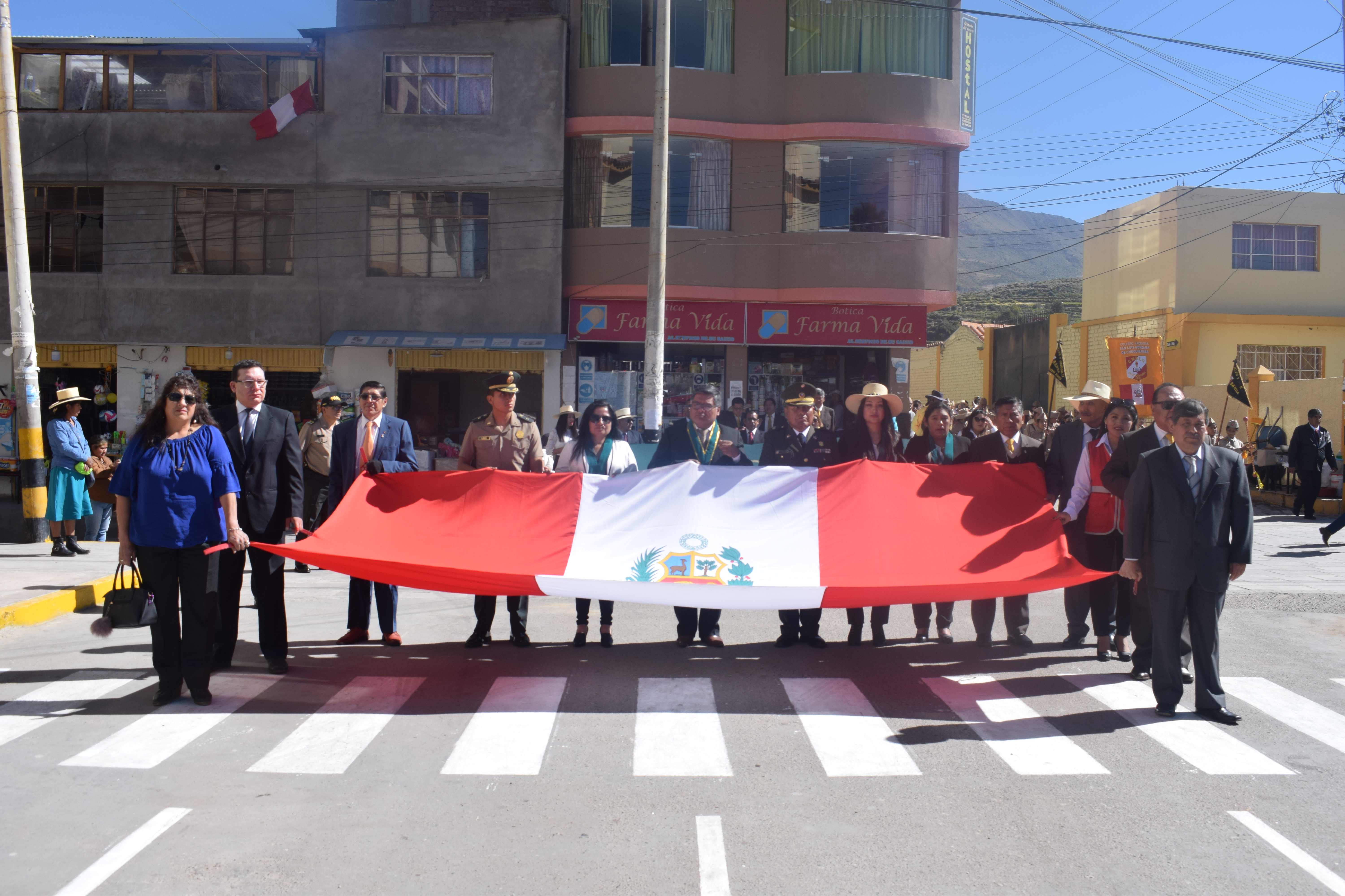 Foto del desfile cívico escolar.