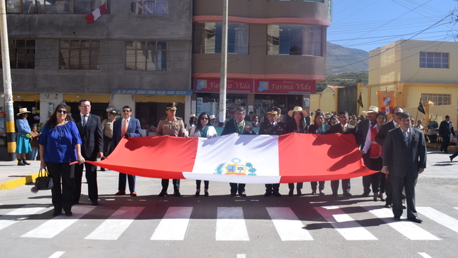 Foto del desfile cívico escolar.