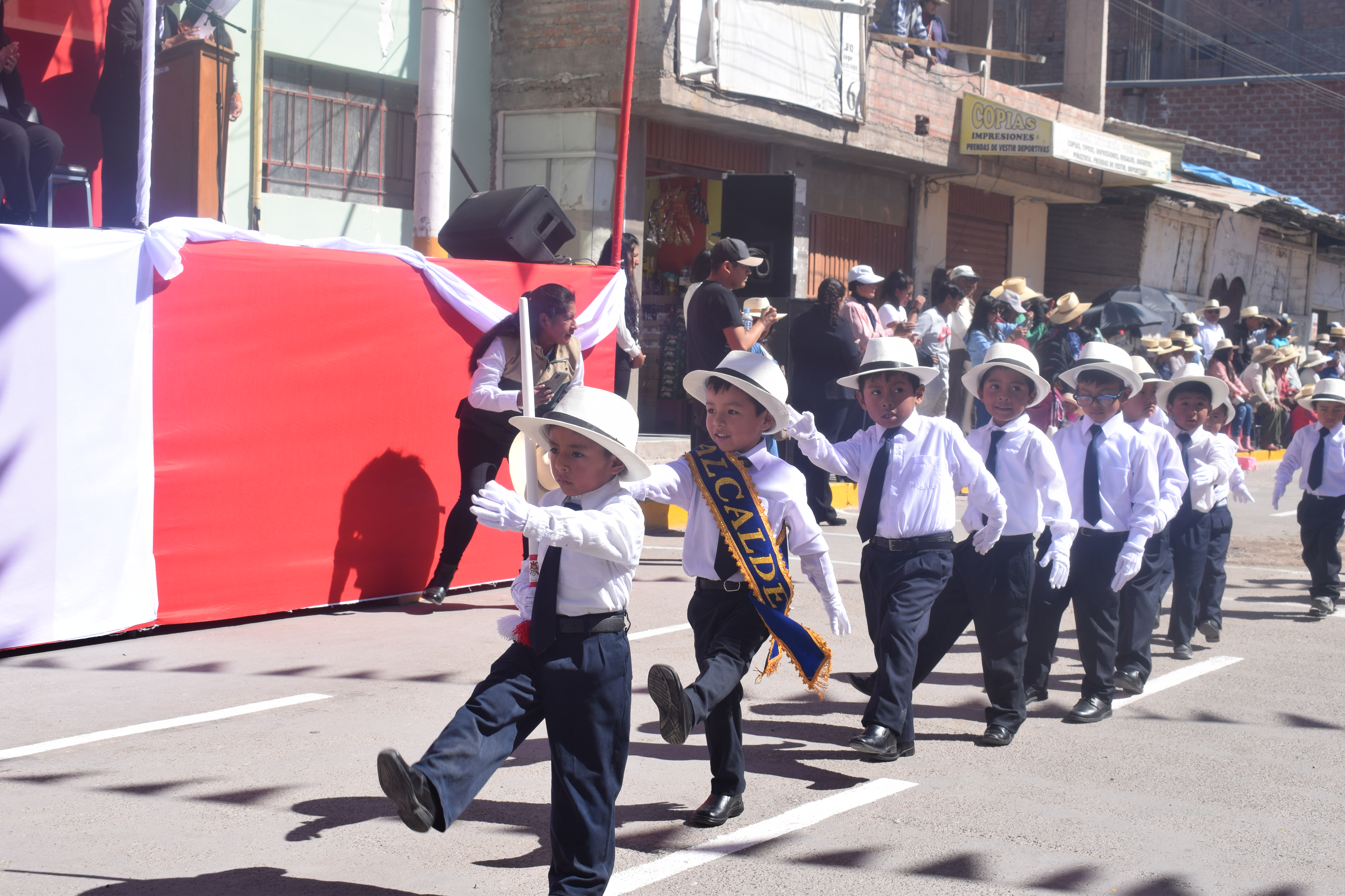 Foto del desfile cívico escolar.