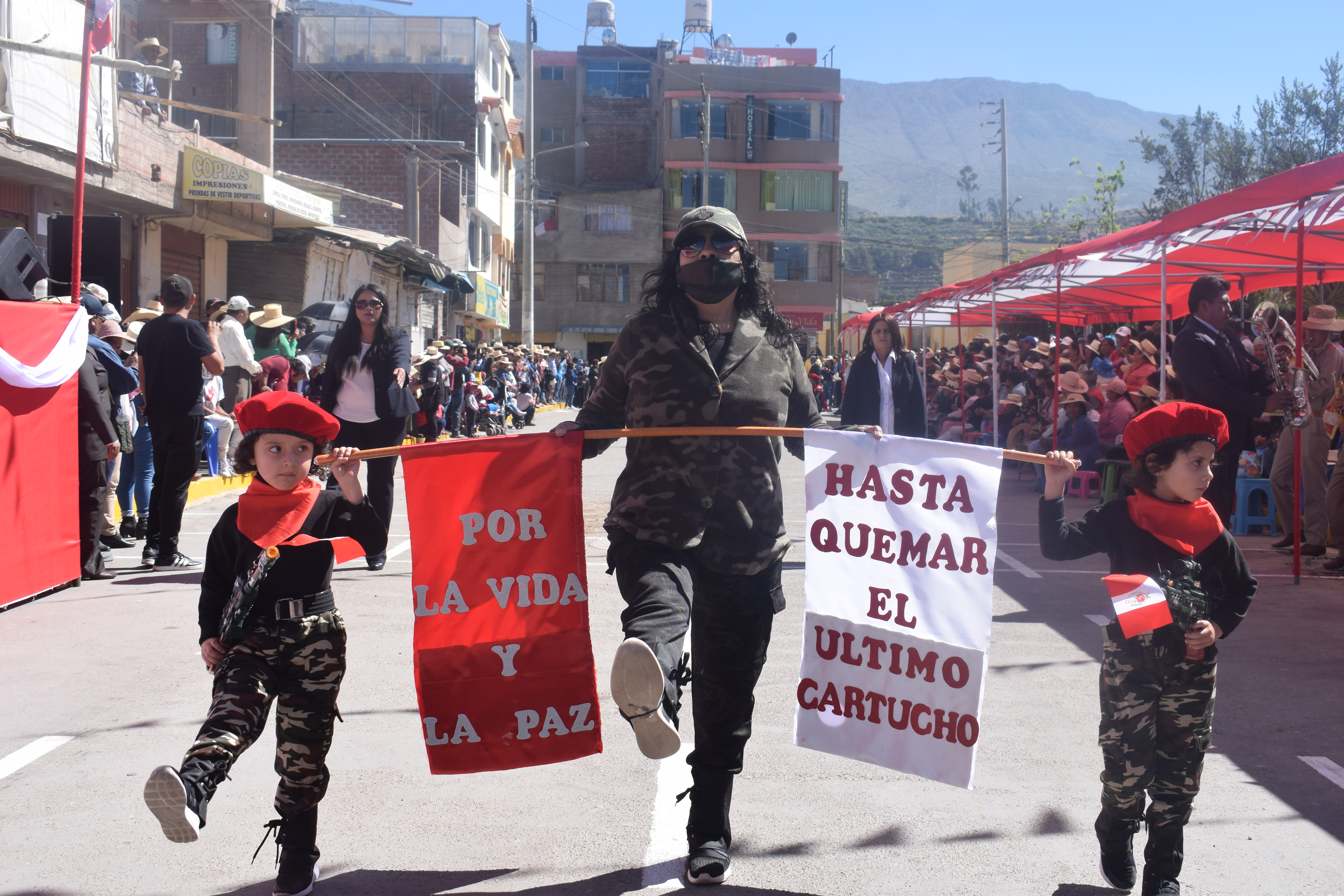 Foto del desfile cívico escolar.