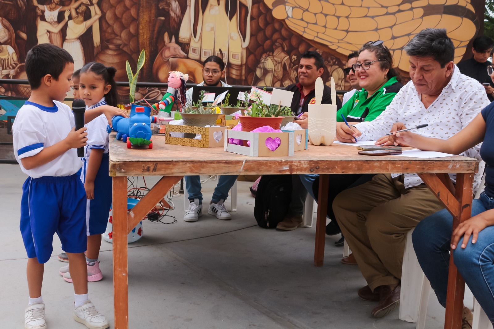 PREMIAN A NIÑOS GANADORES DE JUGUETES ELABORADOS CON MATERIALES RECICLADOS