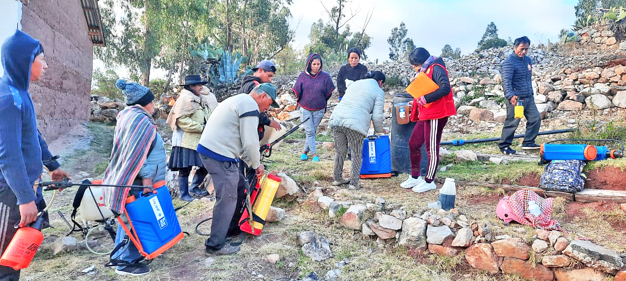 DRA Ayacucho distribuyó 1 020 litros de cebo tóxico a 245 productores frutícolas de La Mar