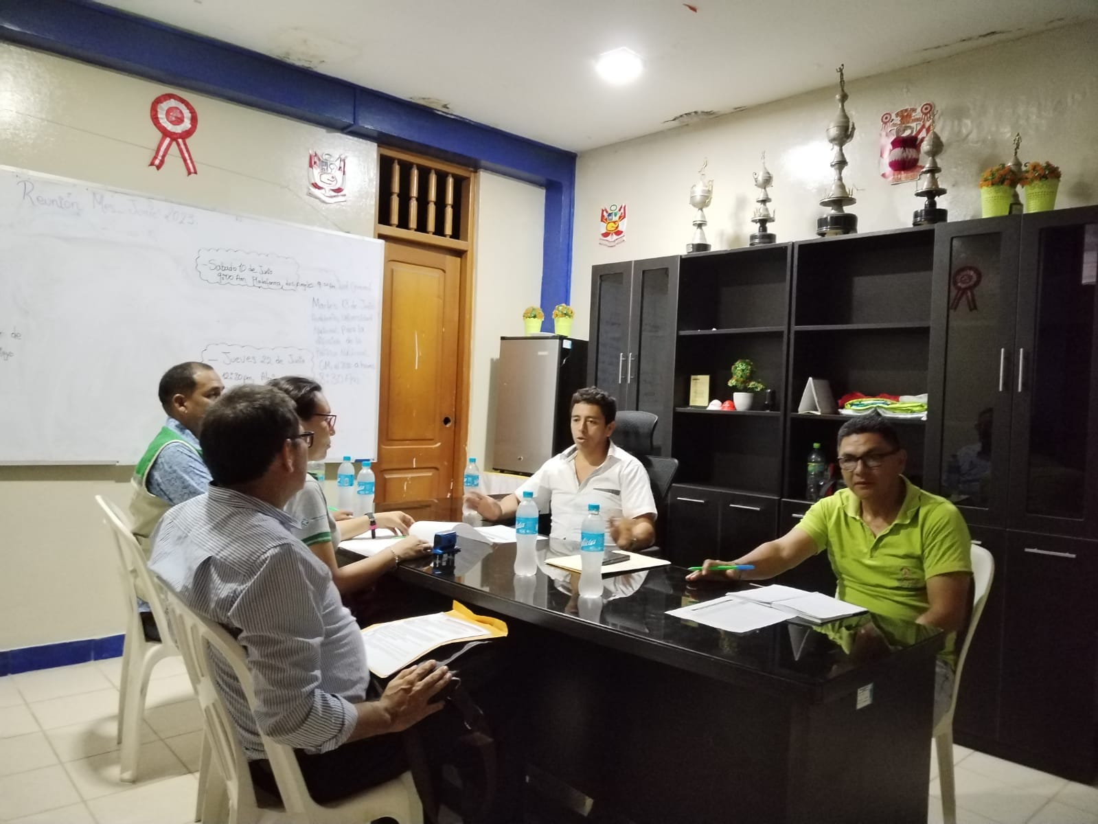 Alcalde distrital se reune con funcionarios de la UGEL Bellavista.