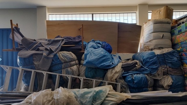 La Contraloría General de la República alertó que 100 kits de bienes de ayuda humanitaria destinada a la atención de la población ante una emergencia, se encuentran almacenados en inadecuadas condiciones en el Centro de Operaciones de Emergencia Local (COEL) de la Municipalidad provincial de Pisco. 