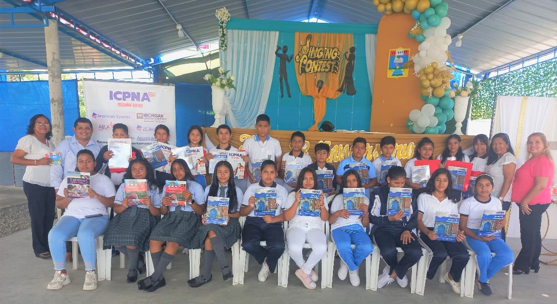 Estudiantes con sus obsequios del ICPNA