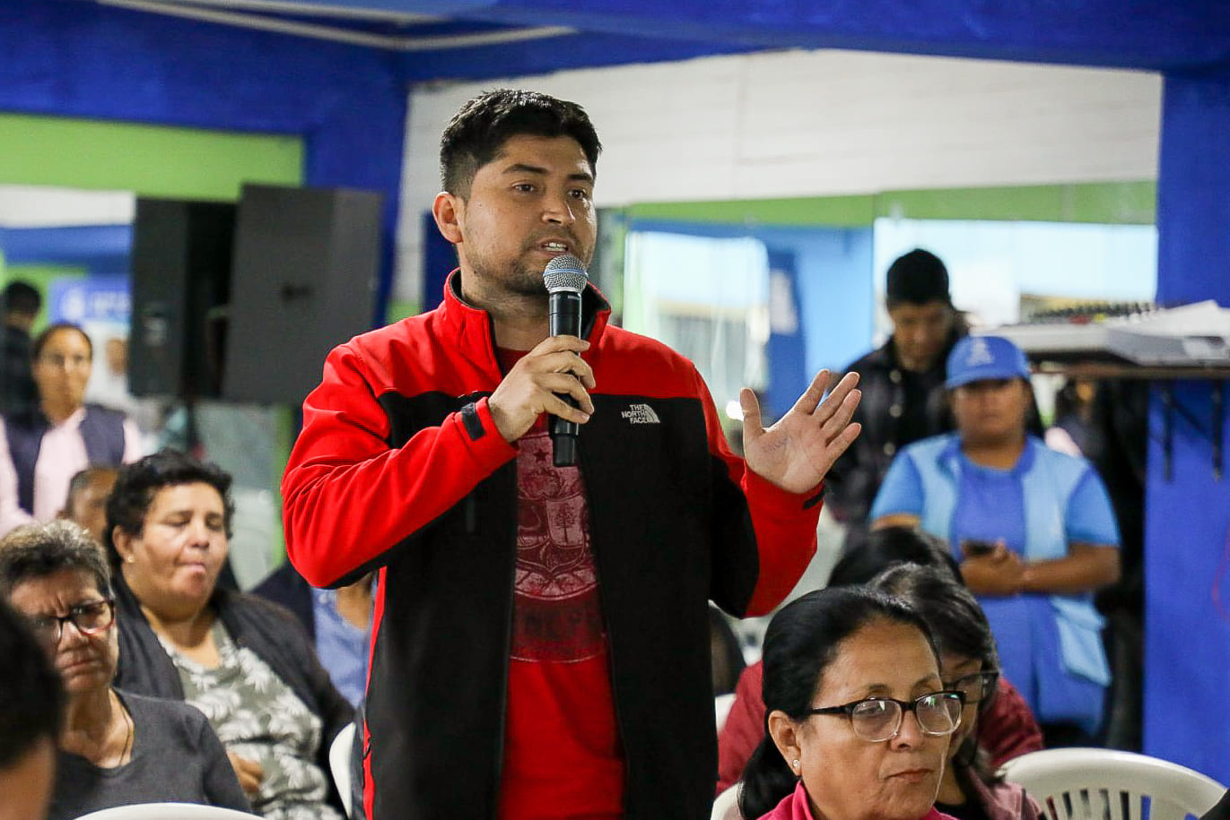 El alcalde Pedro Spadaro, se reunió con vecinos de Ciudad Satélite Santa Rosa, para escuchar sus problemáticas y darles soluciones inmediatas