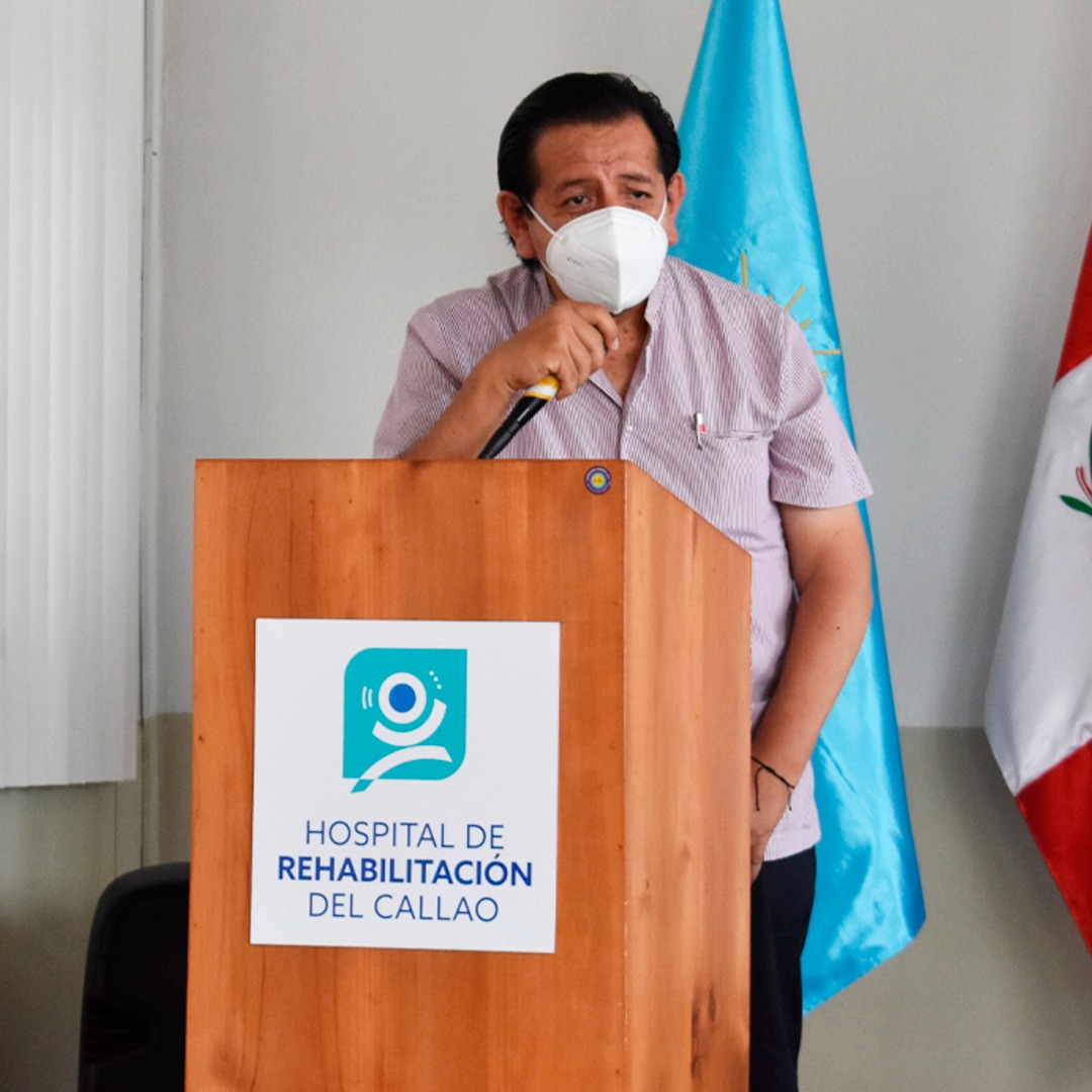 Foto tomada al director ejecutivo del hospital por el Día Mundial del Síndrome de Down