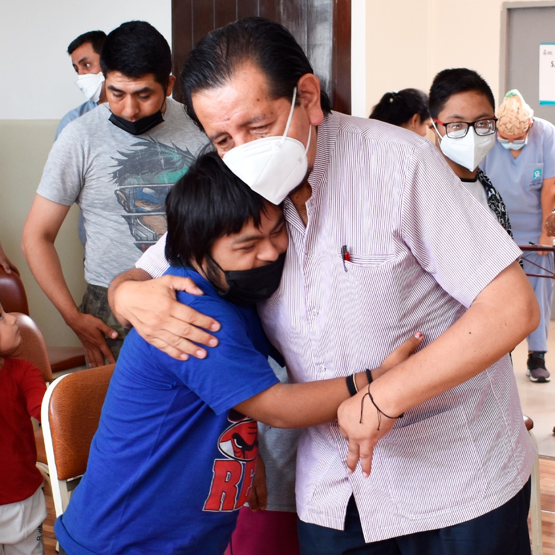 Foto tomada a un niño paciente con el director ejecutivo del hospital