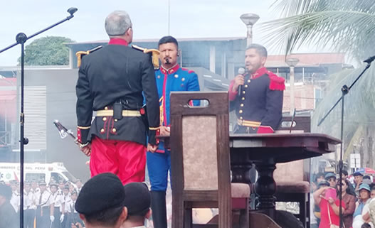 Ejército Peruano escenificó respuesta de Bolognesi "Arica no se rinde"
Instituciones Educativas participaron en desfile de homenaje por el día de la bandera.