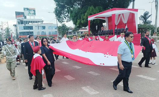 Ejército Peruano escenificó respuesta de Bolognesi "Arica no se rinde" 
Instituciones Educativas participaron en desfile de homenaje por el día de la bandera.