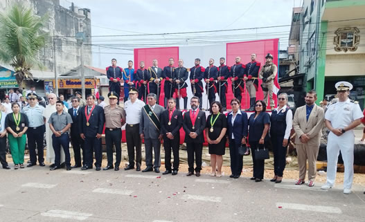 Ejército Peruano escenificó respuesta de Bolognesi "Arica no se rinde"
Instituciones Educativas participaron en desfile de homenaje por el día de la bandera.
