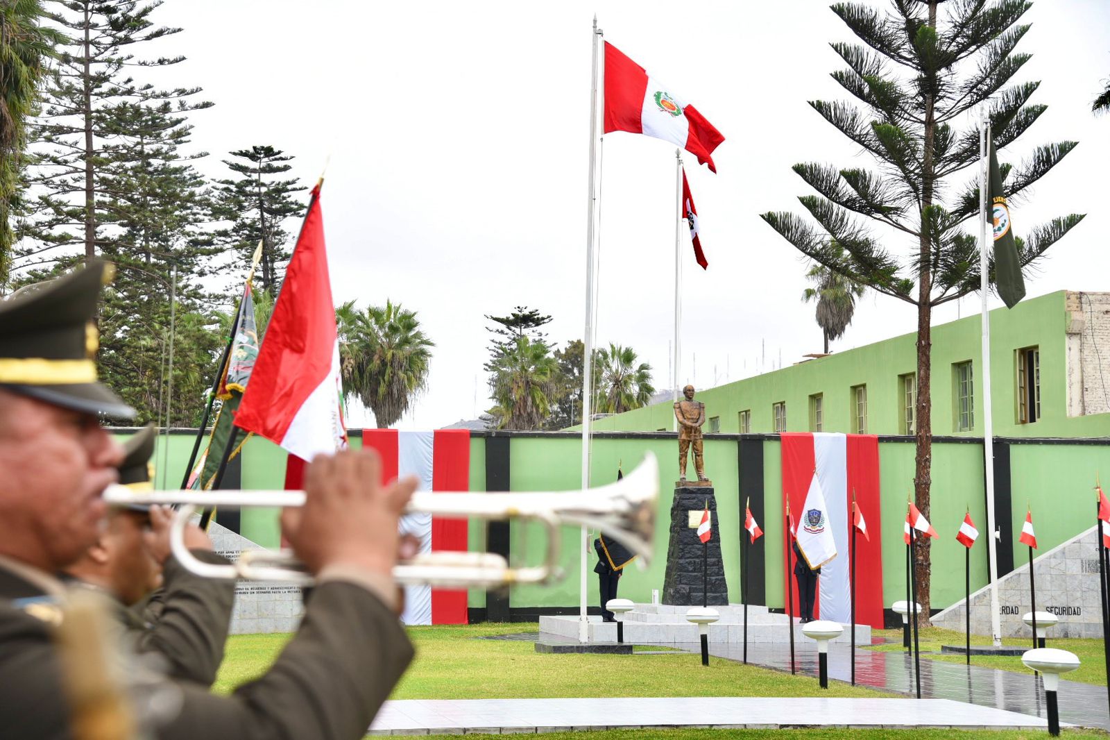 Los integrantes de la Escuela de Inteligencia del Ejército reafirman su misión constitucional de continuar cumpliendo una labor profesional sigilosa por la seguridad y defensa del país.