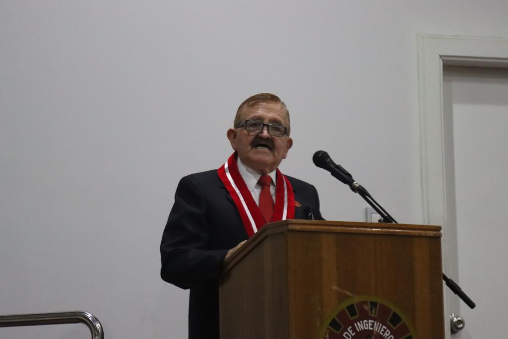 Colegio de ingenieros reconoce a gerente general regional de Tacna